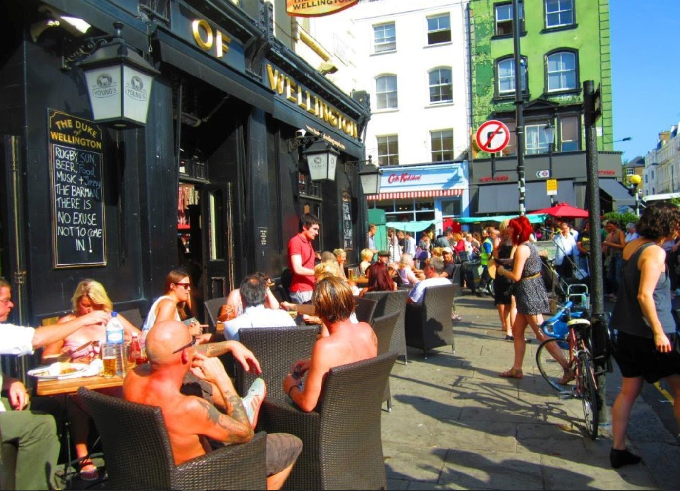 イギリス生活22_ポートベローマーケット_夏を楽しむ人々