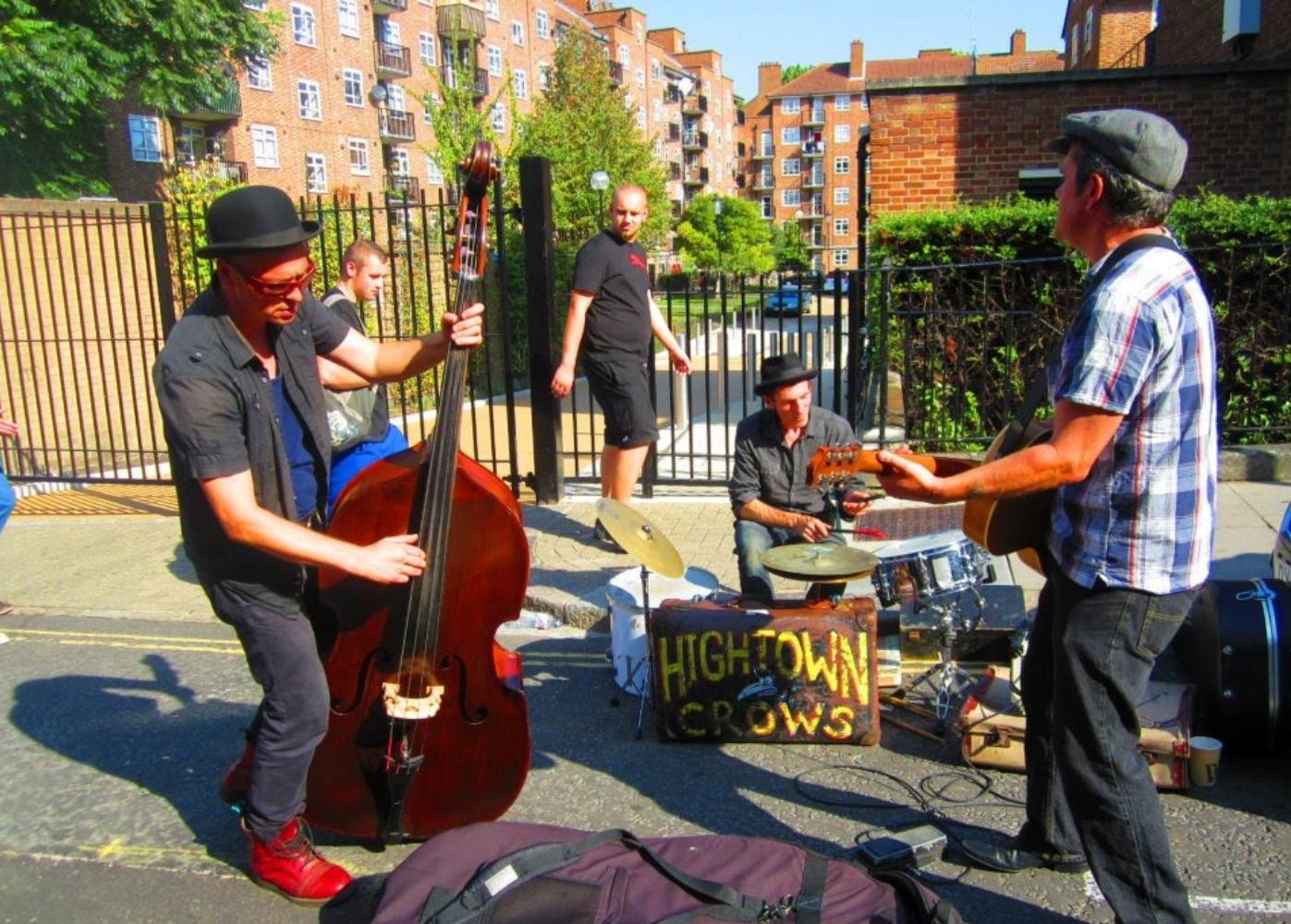 イギリス生活23_ポートベローマーケットの音楽隊