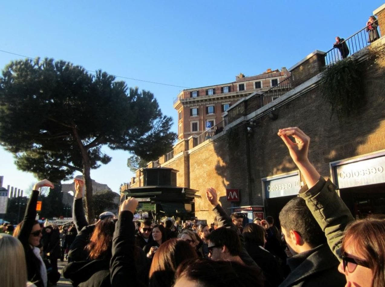 コンチキ15_はぐれないように「エミュー」のポーズ